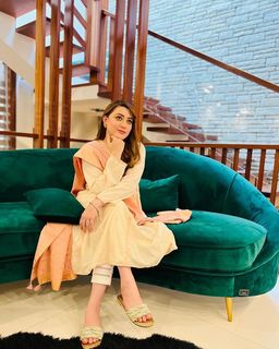 Momina Iqbal feet photo 19