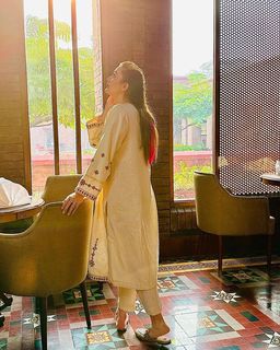 Momina Iqbal feet photo 18