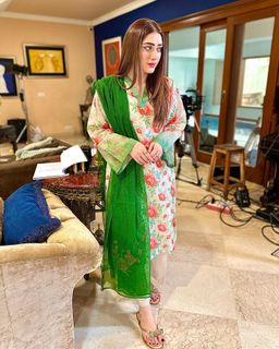 Momina Iqbal feet photo 13