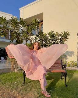 Momina Iqbal feet photo 9