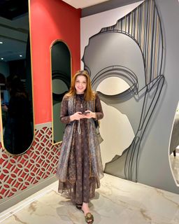 Momina Iqbal feet photo 8