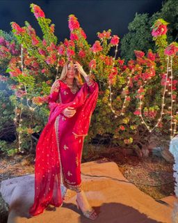 Momina Iqbal feet photo 2