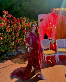 Momina Iqbal feet photo 1