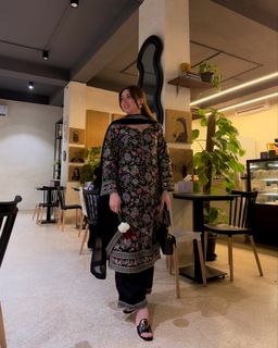 Momina Iqbal feet photo 17