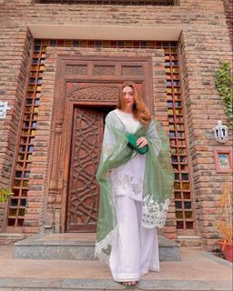 Momina Iqbal feet photo 15