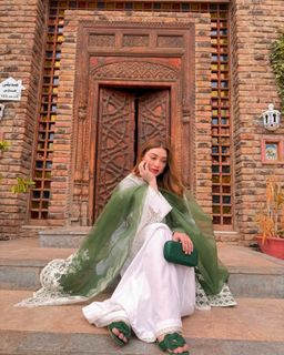 Momina Iqbal feet photo 14