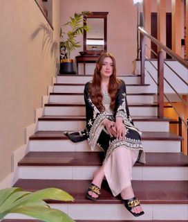 Momina Iqbal feet photo 11