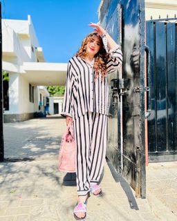 Momina Iqbal feet photo 8