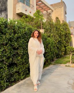 Momina Iqbal feet photo 19