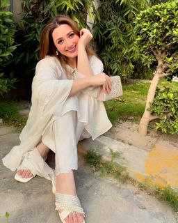 Momina Iqbal feet photo 17
