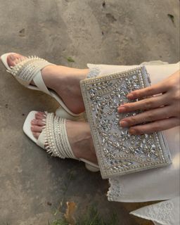 Momina Iqbal feet photo 16