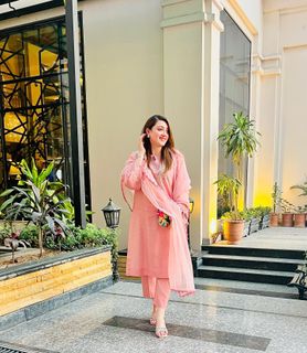 Momina Iqbal feet photo 13