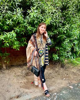 Momina Iqbal feet photo 10