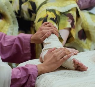 Momina Iqbal feet photo 12