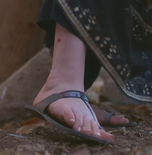 Momina Iqbal feet photo 11