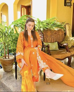Momina Iqbal feet photo 1