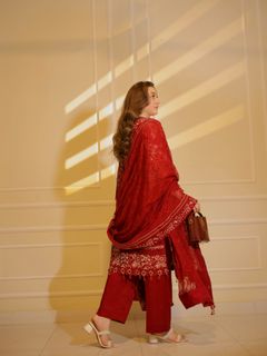 Momina Iqbal feet photo 18