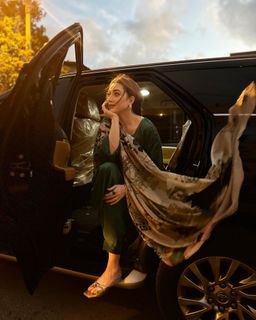 Momina Iqbal feet photo 12