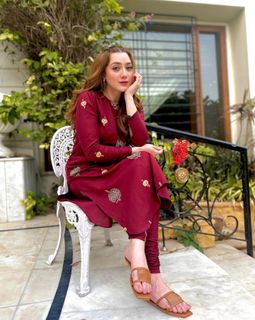 Momina Iqbal feet photo 10