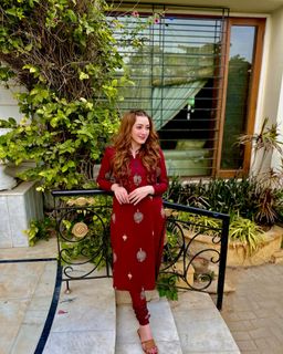 Momina Iqbal feet photo 9