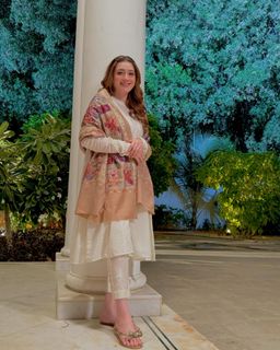 Momina Iqbal feet photo 4