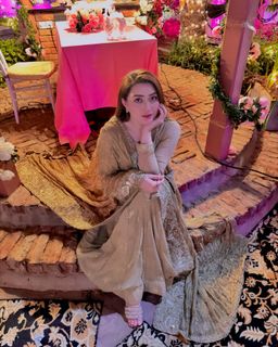 Momina Iqbal feet photo 1