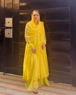 Momina Iqbal feet photo 9