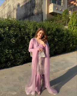 Momina Iqbal feet photo 7