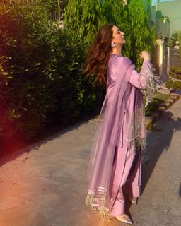 Momina Iqbal feet photo 6