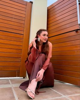 Momina Iqbal feet photo 15