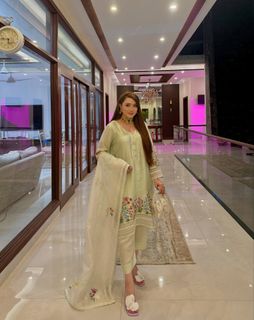 Momina Iqbal feet photo 19