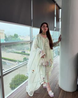 Momina Iqbal feet photo 17