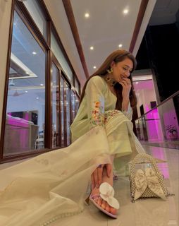 Momina Iqbal feet photo 16