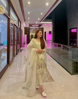 Momina Iqbal feet photo 15