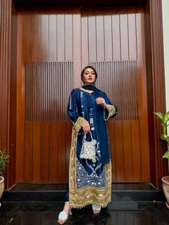 Momina Iqbal feet photo 13