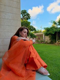 Momina Iqbal feet photo 4
