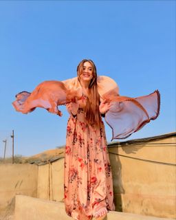 Momina Iqbal feet photo 18