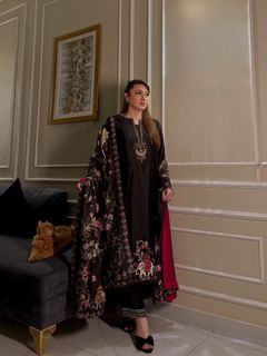 Momina Iqbal feet photo 17
