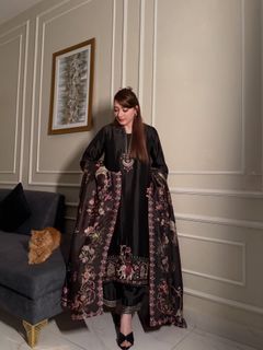 Momina Iqbal feet photo 16