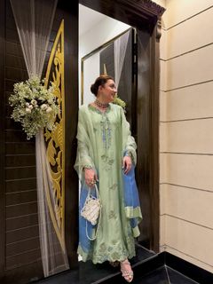 Momina Iqbal feet photo 11