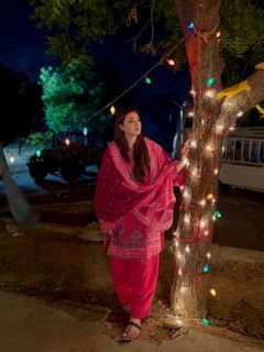 Momina Iqbal feet photo 9
