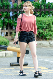 Momo Hirai feet photo thumbnail