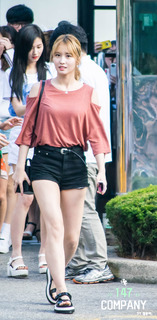 Momo Hirai feet photo thumbnail