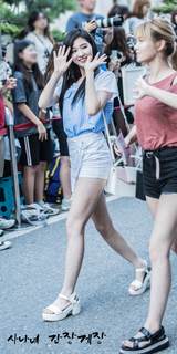 Momo Hirai feet photo thumbnail