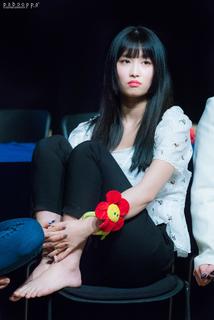Momo Hirai feet photo thumbnail