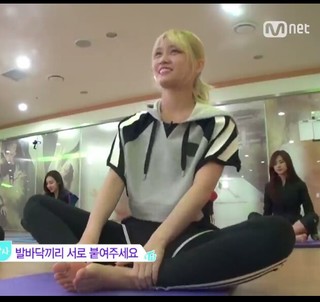 Momo Hirai feet photo thumbnail