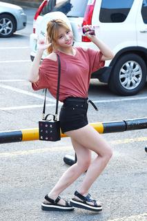 Momo Hirai feet photo thumbnail