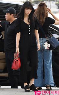Momo Hirai feet photo thumbnail