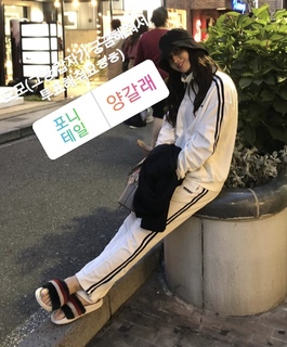 Momo Hirai feet photo thumbnail