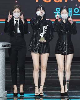 Momo Hirai feet photo thumbnail